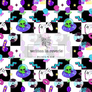 Puede incluir: Patrón repetido sobre un fondo a cuadros en blanco y negro. El diseño presenta extraterrestres de dibujos animados en OVNIs, mandos de videojuegos, CD, anillos de diamantes y otros gráficos temáticos de los años 90. También está presente el texto "written in reverie DESIGN CO.".