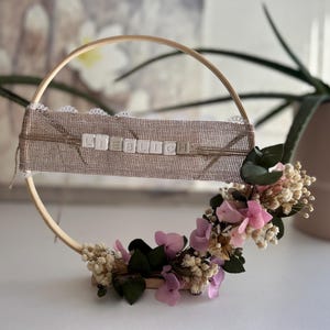 Anillo de flores secas personalizado con cadena de letras elaborado en Raysin | Decoración boho | Hecho a mano | Corona de flores para puerta | idea de regalo