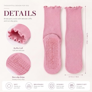 Puede incluir: Calcetines rosas para la fiesta de la novia con un delicado volante y agarres antideslizantes. Los calcetines miden aproximadamente 33 cm de largo y 8 cm de ancho. El texto "DETAILS" y "Ruffle Cuff" est&aacute; incluido.