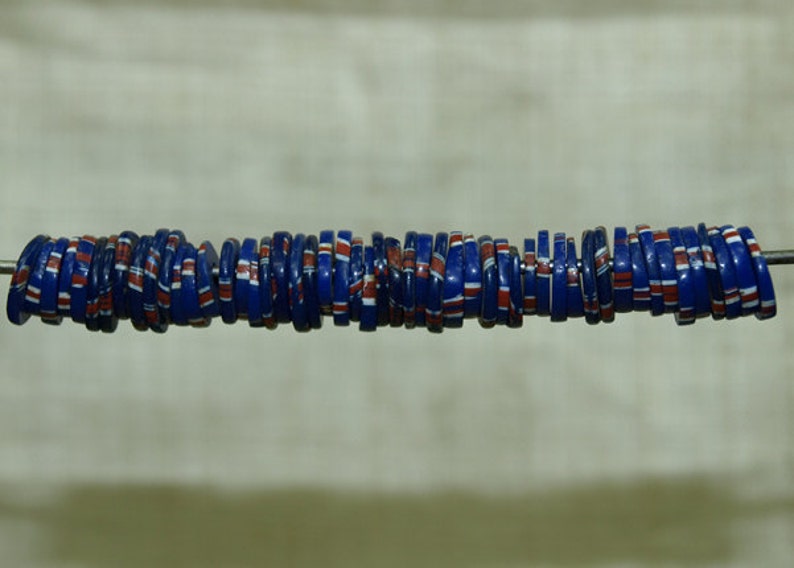 Sac de 50 disques de perles en verre bleu cobalt Eja ou Aja, milieu des années 1800. GTB926 image 2