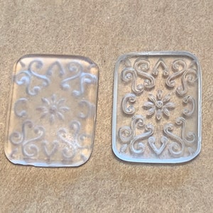 12 x 16mm große rechteckige geätzte Cabochons, deutsch um 1930