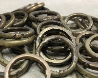 Set di cinque anelli in ottone/bronzo antico dalla Nigeria