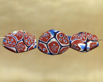 素晴らしい赤、白、青のミルフィオリ ビーズ。1900 年代初頭のベネチア