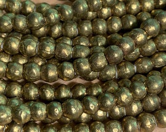 Filo di perle rotonde in ottone da 4,5 mm prodotte in Etiopia; MET2320