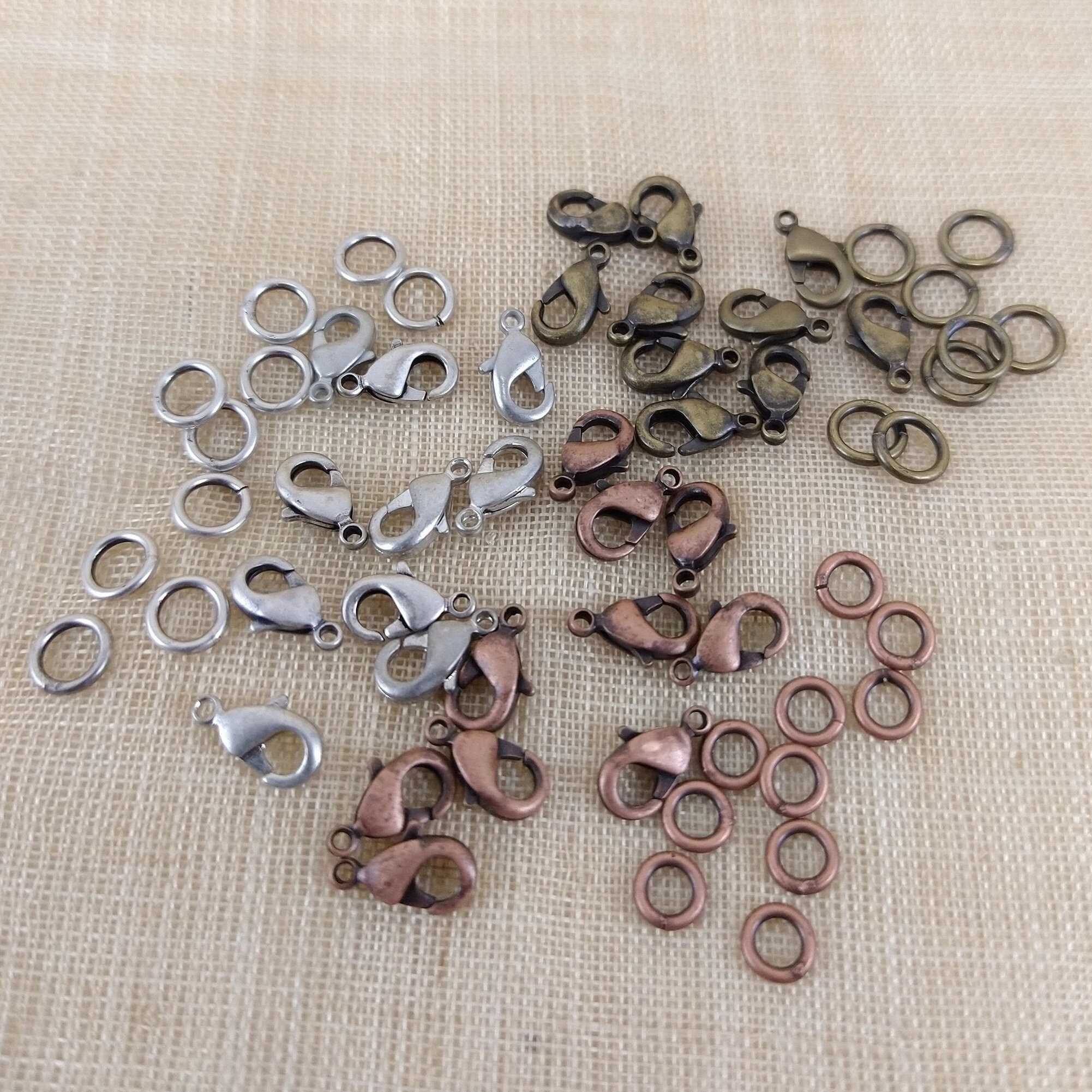 Foto Della Donna Che Mangia L'artiglio Dell'aragosta Con La Forcella