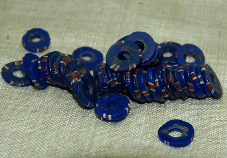 Sac de 50 disques de perles en verre bleu cobalt Eja ou Aja, milieu des années 1800. GTB926 image 1