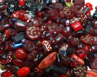 Merveilleux mélanges! Prenez un sac de perles de verre rouge neuves et vintage! MIX4004