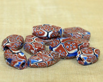 貴重な大きさ　ミルフィオリの水瓶 素晴らしい赤、白、青のミルフィオリ ビーズ。1900 年代初頭のベネチア