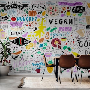 以下が含まれることがあります： 「Vegan」、「Fresh」、「Good Mood」の文字が描かれたカラフルな壁画。果物、野菜、食べ物のイラスト、そして「Breakfast Time」や「Happy Time」などのテキストが特徴です。