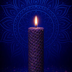 Reiki-intentiekaars: handgerolde bijenwas, kruiden en planten, derde-oogchakra