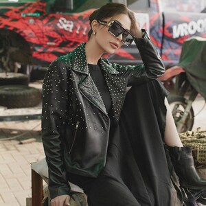 Schwarze Nietenlederjacke für Damen - Klassischer Perfecto Biker-Stil - Handgefertigtes Echtleder von Kaptan