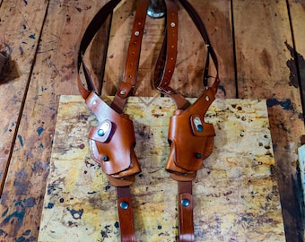 Funda de hombro doble Ruger Leather Vertical Roto con correas de amarre.