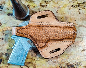 Fondina western in pelle decorata per Ruger con chiusura a pollice.