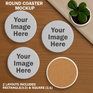 Puede incluir: Tres posavasos redondos blancos con un centro de corcho. Los posavasos tienen una superposición transparente con el texto "Your Image Here" en cada uno. Los posavasos están sobre una superficie de madera con un paño blanco y una planta en maceta.
