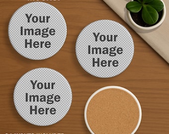 Puede incluir: Tres posavasos redondos blancos con un centro de corcho. Los posavasos tienen una superposición transparente con el texto "Your Image Here" en cada uno. Los posavasos están sobre una superficie de madera con un paño blanco y una planta en maceta.