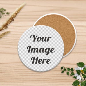 Op de afbeelding: Twee ronde onderzetters, één met een kurken oppervlak en één met een witgerand, patroon oppervlak. De onderzetter met patroon heeft de tekst "Your Image Here" in het zwart. De afbeelding is versierd met bloemelementen.