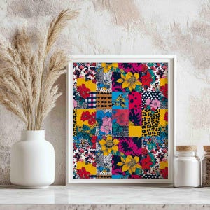 K&ouml;nnte beinhalten: Ein gerahmter Kunstdruck mit floralem Patchwork und wei&szlig;em Rand. Das farbenfrohe Design zeigt verschiedene Blumenmuster, darunter rote, gelbe, rosa und blaue Blumen, sowie Leopardenmuster und Tupfen. Das Kunstwerk wird auf einer wei&szlig;en Oberfl&auml;che pr&auml;sentiert.