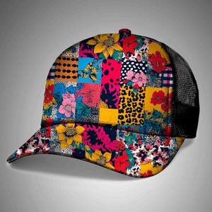 K&ouml;nnte beinhalten: Eine bunte Baseballkappe mit Patchwork-Design. Die Kappe zeigt eine Mischung aus Blumen-, Polka-Dot- und Leopardenmustern in leuchtenden Farben wie Rot, Gelb, Rosa und Blau. Die R&uuml;ckseite der Kappe ist aus schwarzem Mesh.
