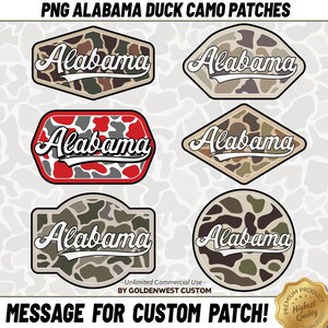 Könnte beinhalten: Sechs Aufnäher mit dem Wort "Alabama" in Schreibschrift. Die Aufnäher zeigen Enten-Camouflage-Muster in verschiedenen Formen, darunter ein Sechseck, eine Raute und ein Kreis. Der Text "MESSAGE FOR CUSTOM PATCH!" befindet sich unten.