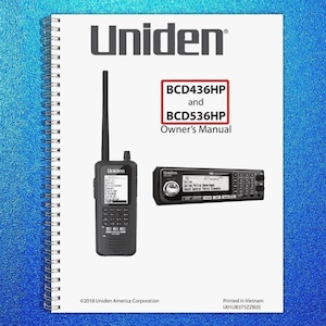Puede incluir: Un manual del propietario encuadernado en espiral blanco para los escáneres Uniden BCD436HP y BCD536HP. La portada presenta el logotipo de Uniden, un escáner portátil y un escáner base. El manual está sobre un fondo azul texturizado.