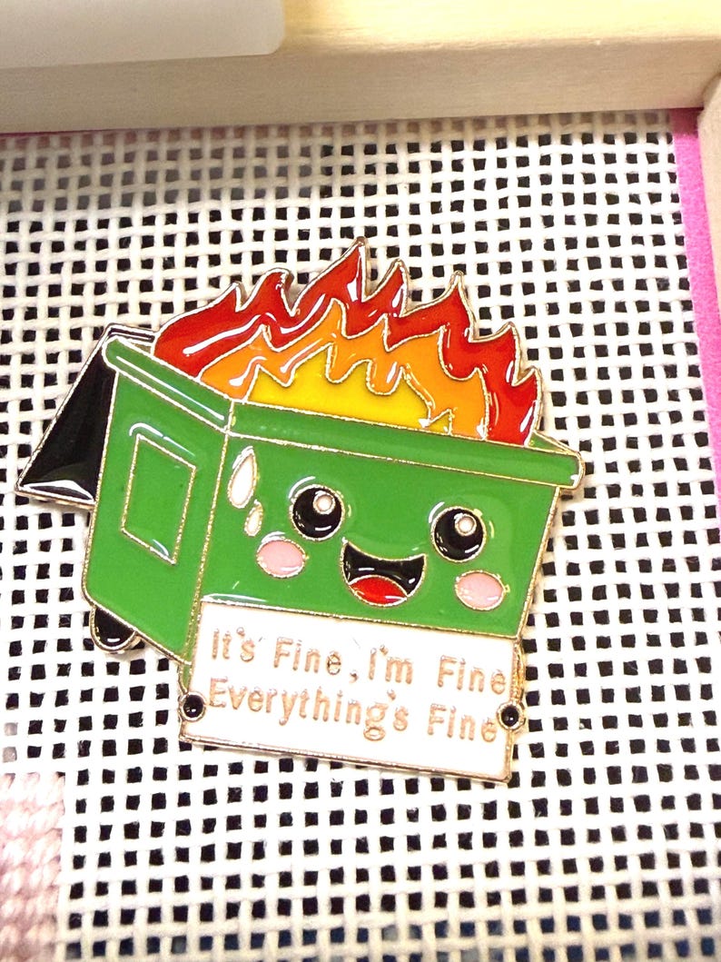 Dumpster Fire Needle Minder | Everything is Fine needle magnet afbeelding 4