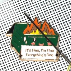 Dumpster Fire Needle Minder | Everything is Fine needle magnet afbeelding 2