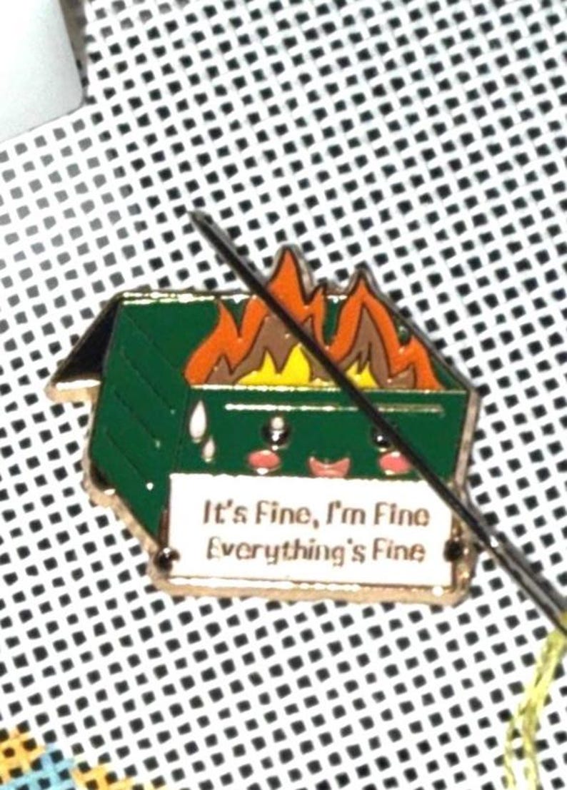 Dumpster Fire Needle Minder | Everything is Fine needle magnet afbeelding 2