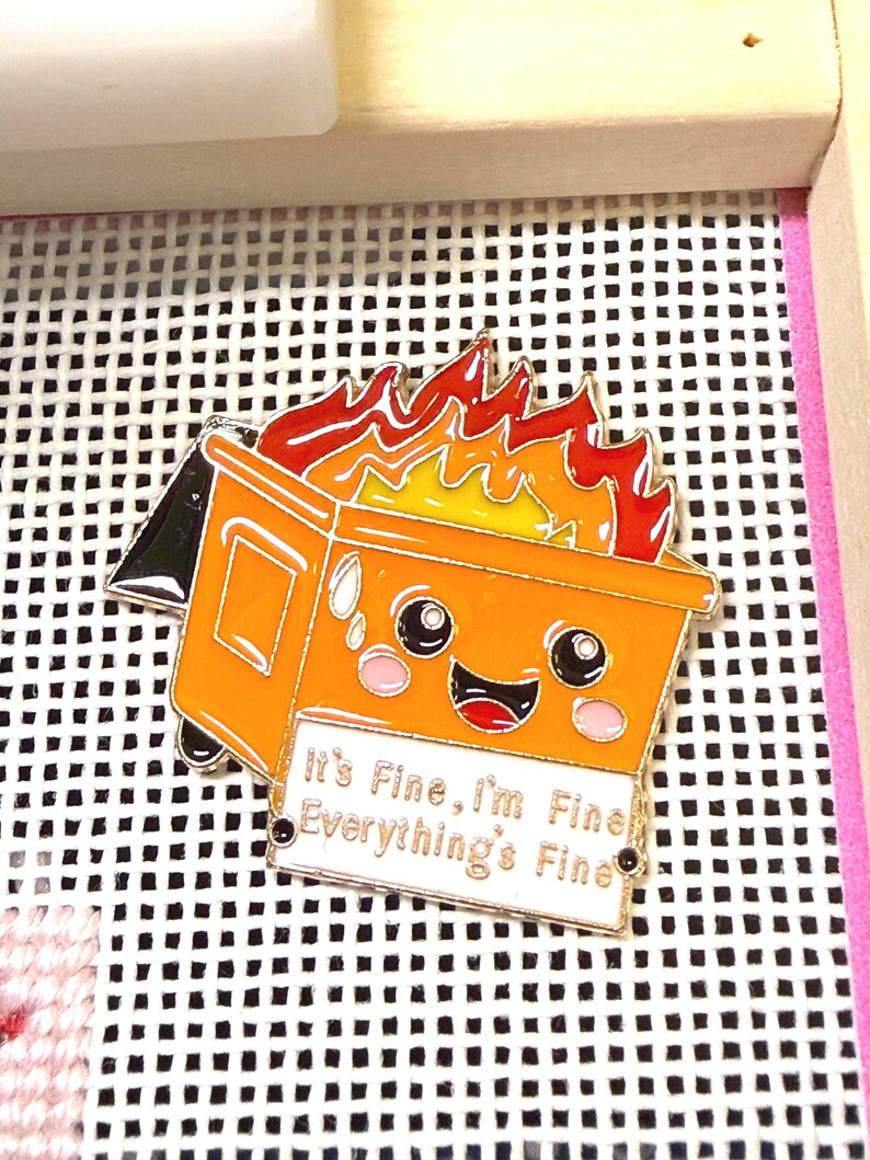 Dumpster Fire Needle Minder | Everything is Fine needle magnet afbeelding 5