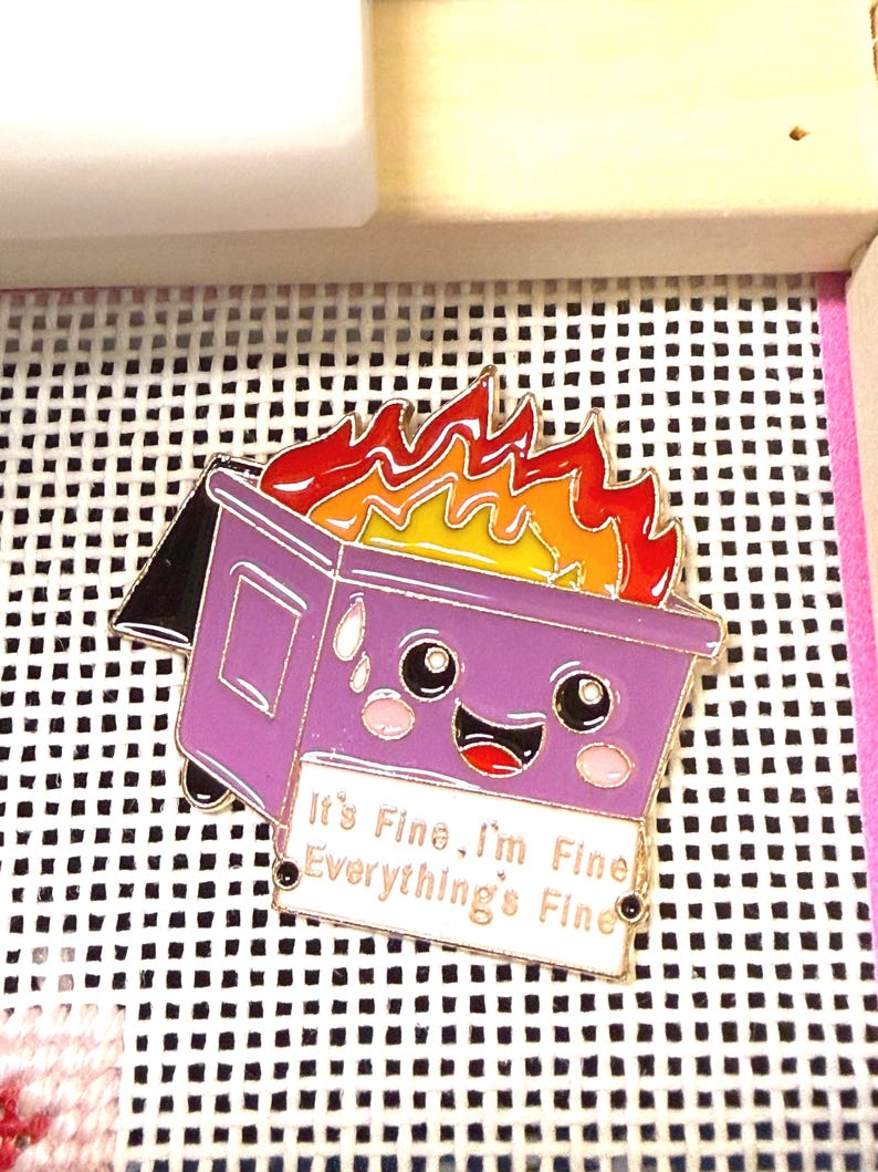 Dumpster Fire Needle Minder | Everything is Fine needle magnet afbeelding 3