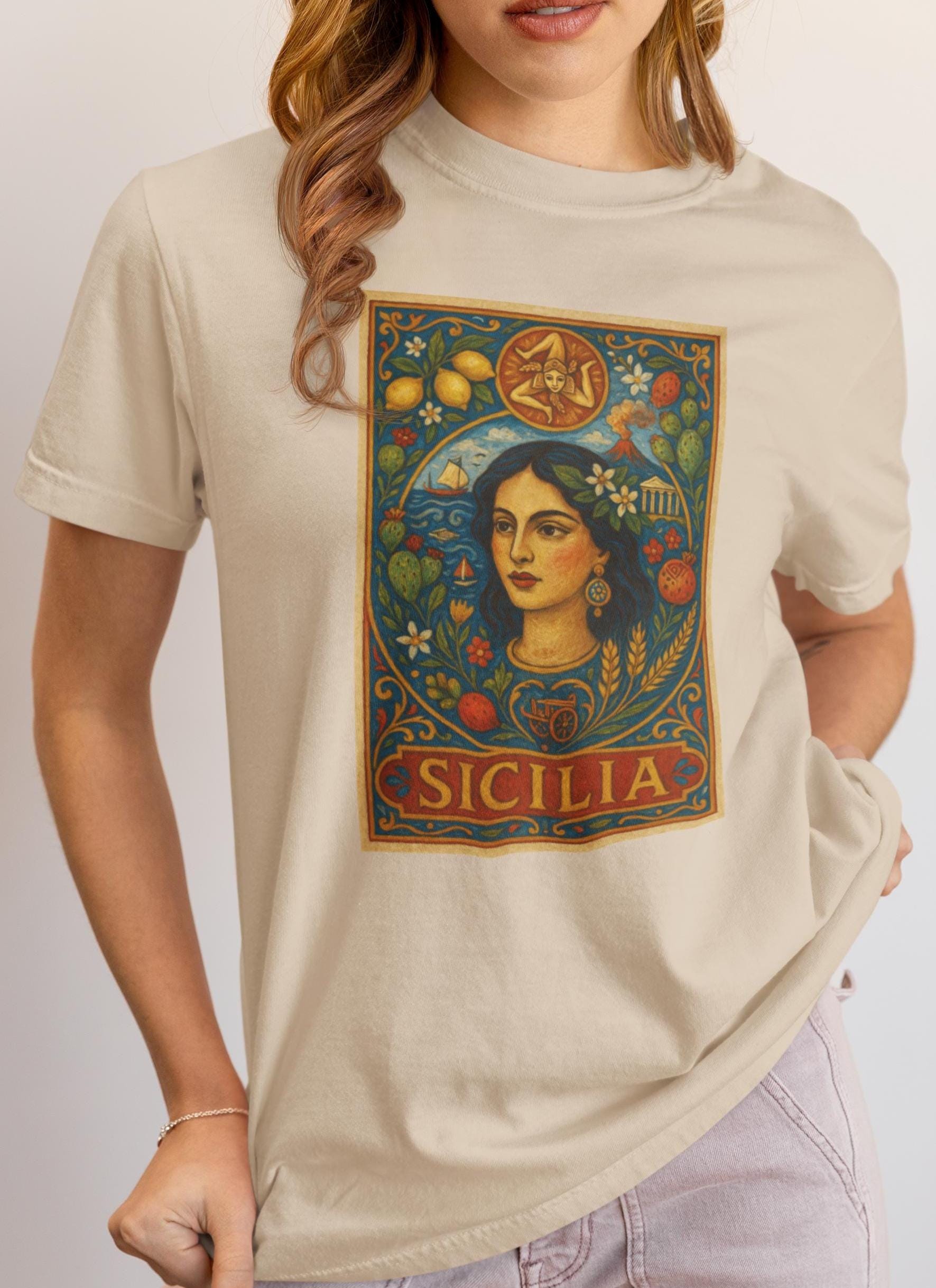 Sizilien Kunst T-Shirt | Unisex Mediterran-Shirt mit sizilianische Frau, Etna & Trinacria | Italienisches Grafik-T-Shirt | Italien Geschenk