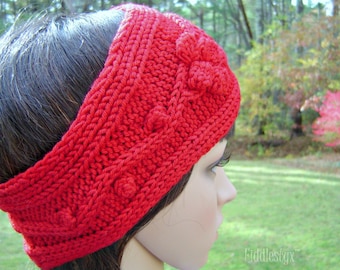 Könnte beinhalten: Ein rotes Strick Stirnband mit einem Zopfmuster und einem Blumendesign. NUR PDF-ANLEITUNG. Anleitung zum Selbermachen. Dies ist kein fertiges Produkt.