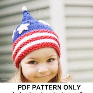 Könnte beinhalten: Eine rot-weiß-blaue Strickmütze mit einer spitzen Spitze und einem Sternenmuster. Die Mütze ist so gestaltet, dass sie der amerikanischen Flagge ähnelt.  NUR PDF-SCHNITT  Anleitung zum Selbermachen. Dies ist keine fertige Mütze.