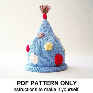 Può includere: Un modello PDF per un cappello blu lavorato a maglia con pois colorati e un pompon multicolore in cima. Il testo "PDF PATTERN ONLY" è scritto sotto il cappello. Il testo "Instructions to make it yourself. This is not an actual finished hat." è scritto sotto il testo "PDF PATTERN ONLY".