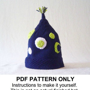 Può includere: Modello PDF per un cappello blu lavorato a maglia con pois bianchi e verdi. Il cappello ha un pon pon in cima. Istruzioni per farlo da soli. Questo non è un cappello finito.