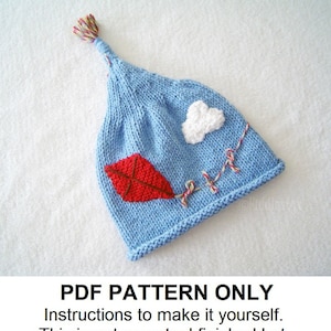 Może przedstawiać: Wzór PDF do dziergania niebieskiego kapelusza z czerwonym liściem, białą chmurą i akcentami ze sznurka. Wzór zawiera instrukcje do samodzielnego wykonania kapelusza. "PDF PATTERN ONLY. Instructions to make it yourself. This is not an actual finished hat."