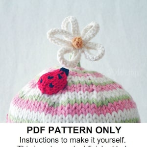 Può includere: Un modello di maglia PDF per un berretto a righe per neonati con una margherita bianca e una coccinella rossa in cima. Il modello include le istruzioni per realizzare il berretto da soli.  PDF PATTERN ONLY. Instructions to make it yourself. This is not an actual finished hat.