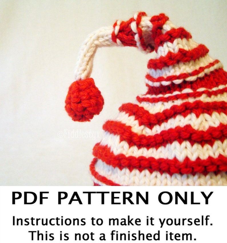 K&ouml;nnte beinhalten: Ein PDF-Muster zum Stricken einer rot-wei&szlig; gestreiften M&uuml;tze mit einem Bommel oben. Das Muster ist f&uuml;r eine M&uuml;tze mit einer langen, spitzen Spitze. Der Text auf dem Bild lautet "PDF PATTERN ONLY Instructions to make it yourself. This is not a finished item."