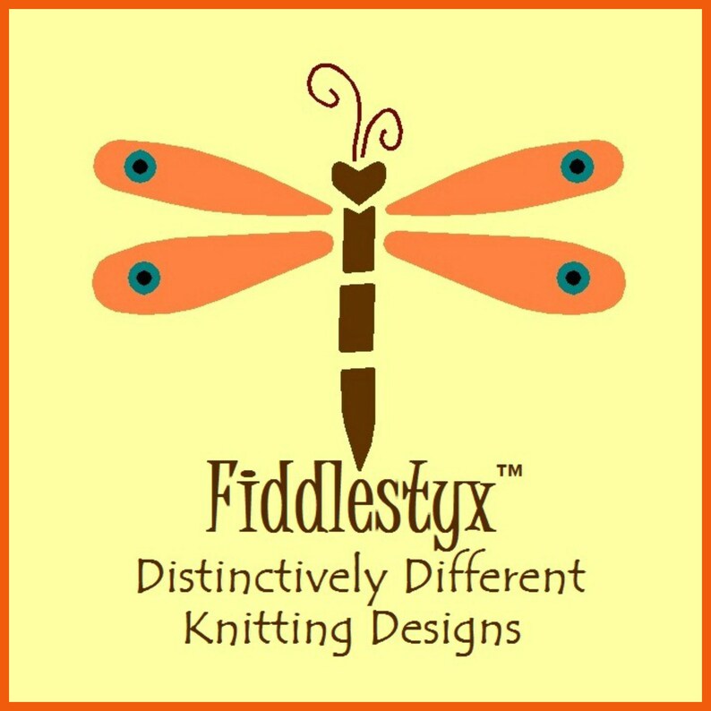 Puede incluir: Una lib&eacute;lula naranja estilizada con alas marrones y ojos azules sobre un fondo amarillo. El texto "Fiddlestix&trade; Distinctively Different Knitting Designs" est&aacute; debajo de la lib&eacute;lula.