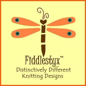 Puede incluir: Una lib&eacute;lula naranja estilizada con alas marrones y ojos azules sobre un fondo amarillo. El texto "Fiddlestix&trade; Distinctively Different Knitting Designs" est&aacute; debajo de la lib&eacute;lula.