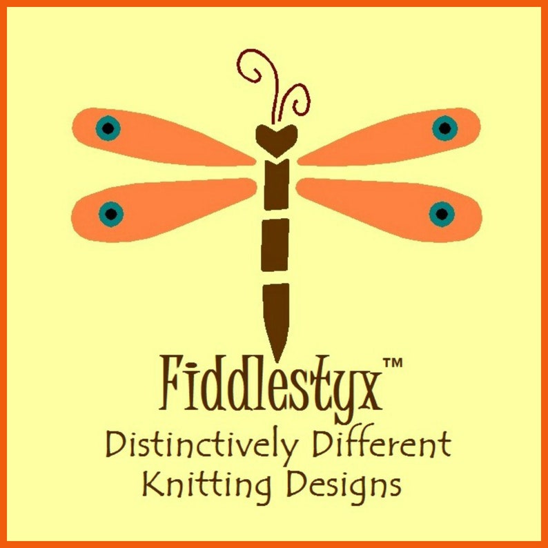 Puede incluir: Una lib&eacute;lula naranja estilizada con alas marrones y ojos azules sobre un fondo amarillo. El texto "Fiddlestix&trade; Distinctively Different Knitting Designs" est&aacute; debajo de la lib&eacute;lula.