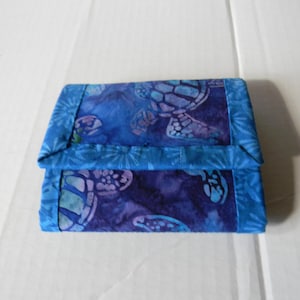 Cartera triple batik con diseño de tortuga marina
