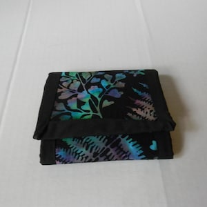 Cartera triple batik con hojas de luz negra