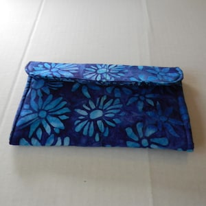 Cartera de mano con estampado batik y flores azules