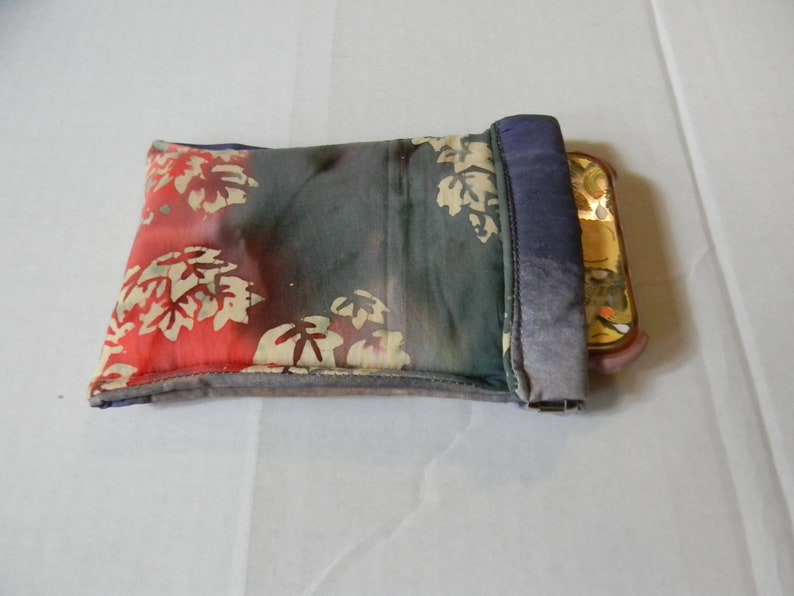 Gray Leaves Batik Squeeze Frame Pouch image 2