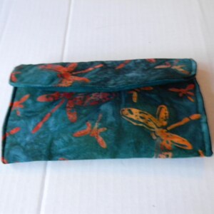 Cartera de mano con diseño batik de libélula verde