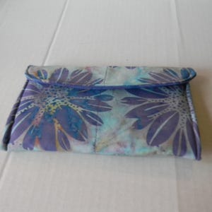 Cartera de mano con estampado batik de lavanda y girasol