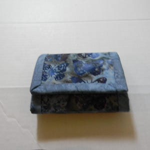 Cartera de tres pliegues con estampado batik de mariposas azules
