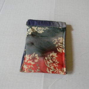 Gray Leaves Batik Squeeze Frame Pouch image 1