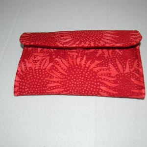 Cartera de mano con estampado batik de girasoles rojos