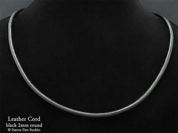 Collana con chiusura in argento sterling e cordino in pelle